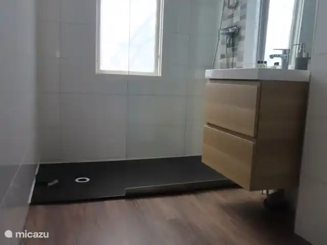 Location de Vacances Suède, Värmland, Nykroppa, maison de vacances - Maison GWEN en lac +service complet Une salle de bain spacieuse avec douche à l'italienne, lavabo et WC. La pièce est chauffée par un panneau infrarouge.