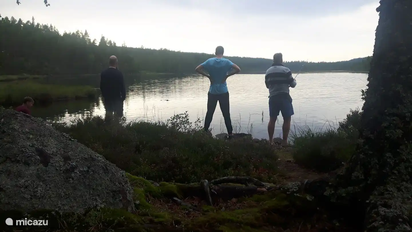 Eine fischige Gegend. Wir laden Sie ein, einen zu fangen und ihn auf der Außenfeuerstelle im Hof zuzubereiten.