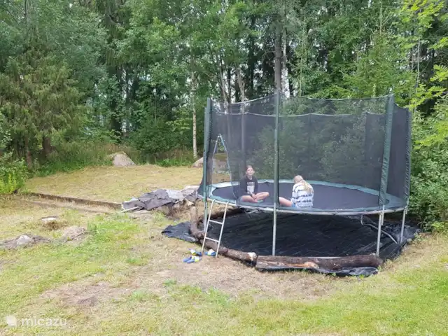 Location de Vacances Suède, Värmland, Nykroppa, maison de vacances - Maison GWEN en lac +service complet Les enfants s'amuseront sur le grand trampoline avec filet de sécurité.