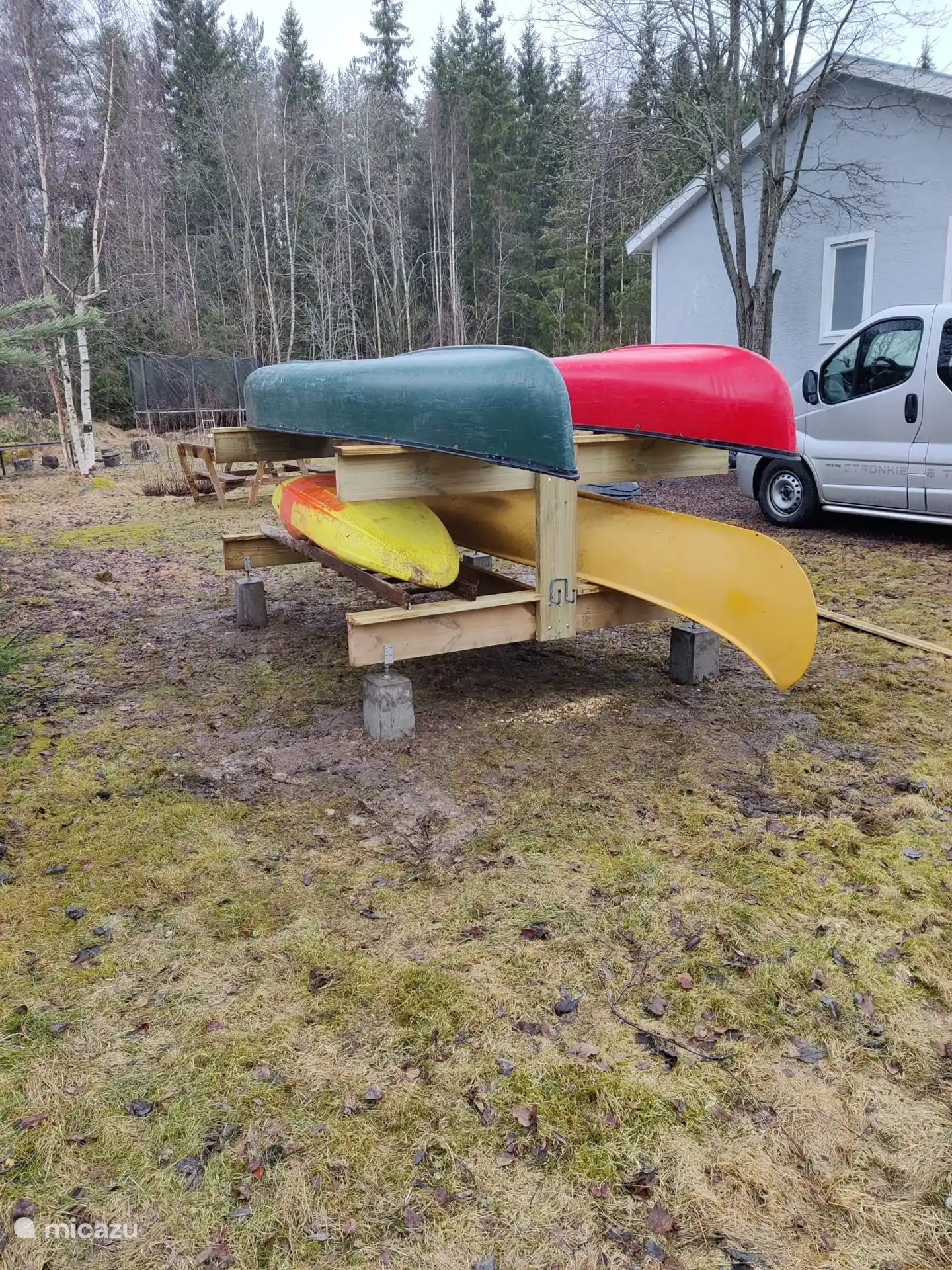 Die Kanus, die die Gäste kostenlos für schöne Ausflüge auf dem See nutzen können