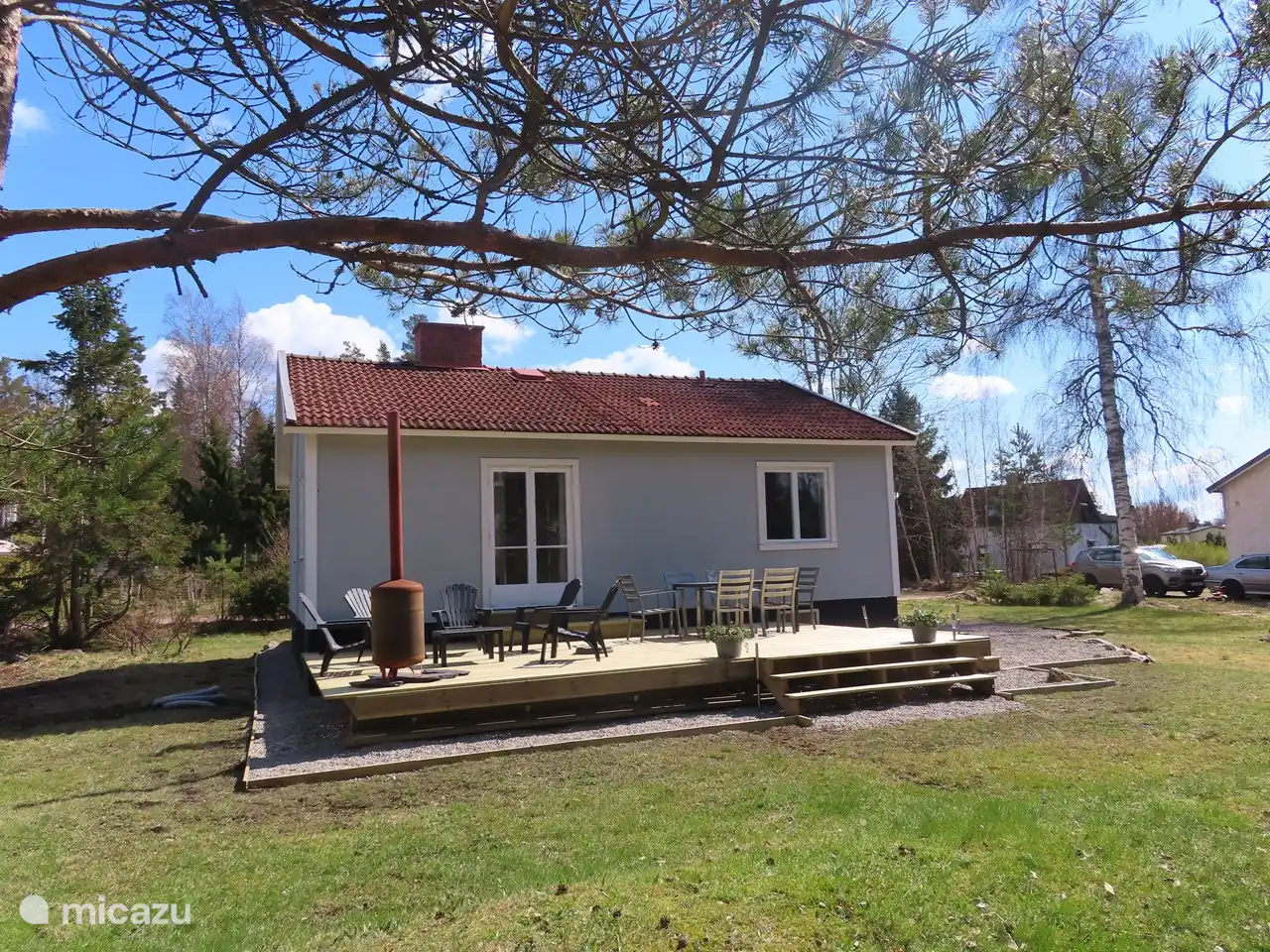 Vom geräumigen Garten (1200m2) aus können Sie direkt in den Wald gehen. Eine gemütliche Feuerstelle und eine Holzterrasse runden den Garten ab. 