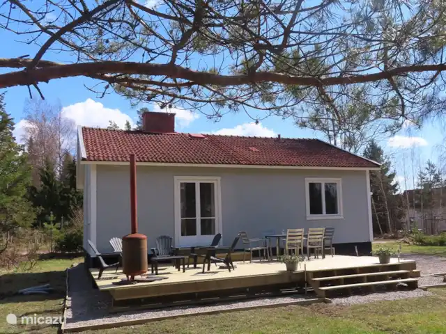 Location de Vacances Suède, Värmland, Nykroppa, maison de vacances - Maison GWEN en lac +service complet Depuis le grand jardin (1200m2), vous pouvez marcher directement dans la forêt. Un foyer confortable et une terrasse en bois complètent le jardin.