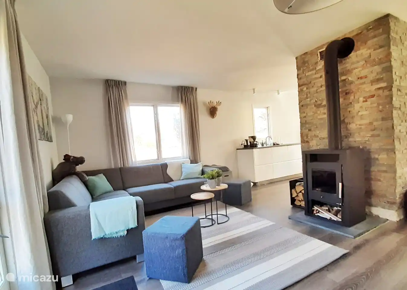 Ein schönes Ecksofa und eine Leseecke mit einem bequemen Stuhl. Der Holzofen
sorgt für die nötige Wärme und Gemütlichkeit.