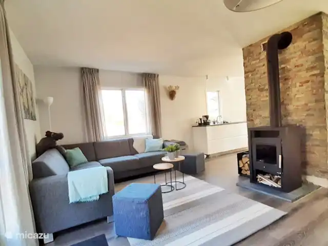 Location de Vacances Suède, Värmland, Nykroppa, maison de vacances - Maison GWEN en lac +service complet Un joli canapé d'angle et un coin lecture avec un fauteuil confortable. Le poêle à bois
fournit la chaleur et le confort nécessaires.