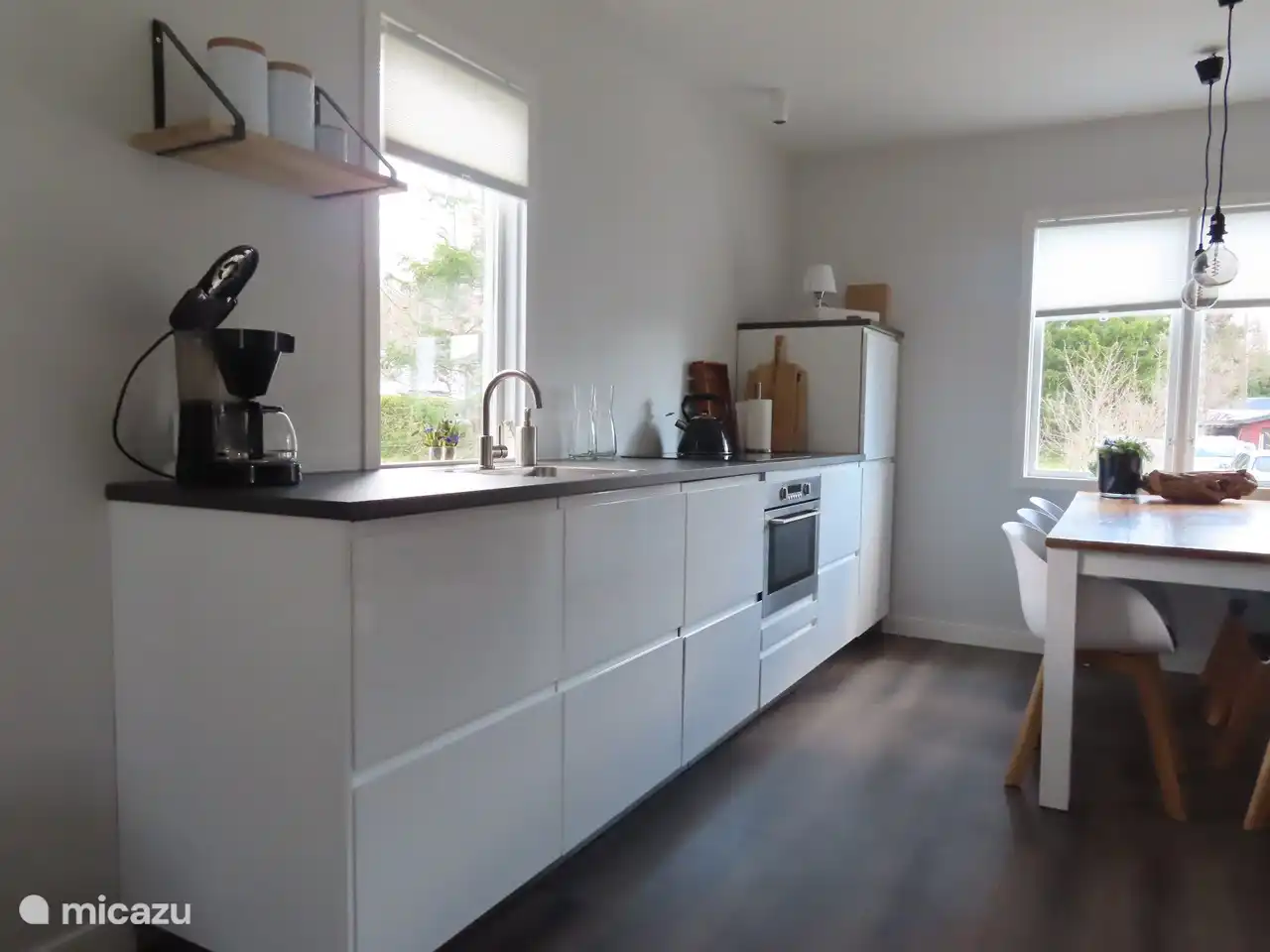 Ein Eindruck von der Küche. Eine geräumige Küche mit allen modernen Geräten. Ein Induktionskochfeld, Kombi-Mikrowelle, Kühlschrank und Geschirrspüler.