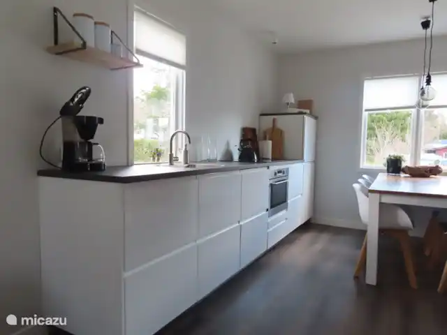 Location de Vacances Suède, Värmland, Nykroppa, maison de vacances - Maison GWEN en lac +service complet Une impression de la cuisine. Une cuisine spacieuse avec tous les appareils modernes. Une plaque à induction, combiné micro-ondes, réfrigérateur et lave-vaisselle.
