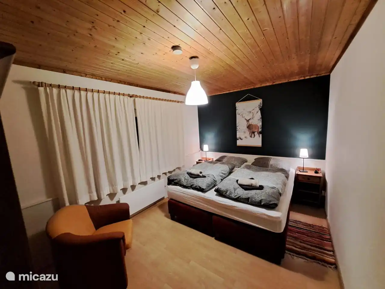 Schlafzimmer im Erdgeschoss mit Boxspringbetten