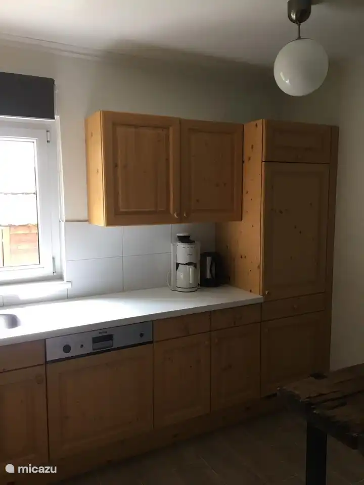 Voll ausgestattete Küche Kühlschrank, Geschirrspüler, Mikrowelle, Backofen, Herd, Wasserkocher, Kaffeemaschine Ende