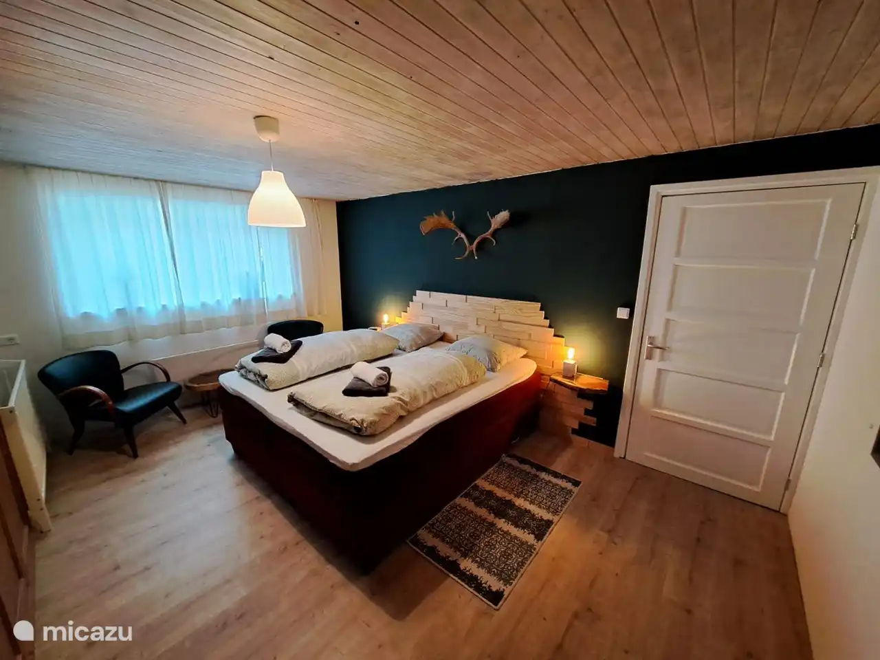 Geräumiges Schlafzimmer mit Sitzgelegenheit im Untergeschoss