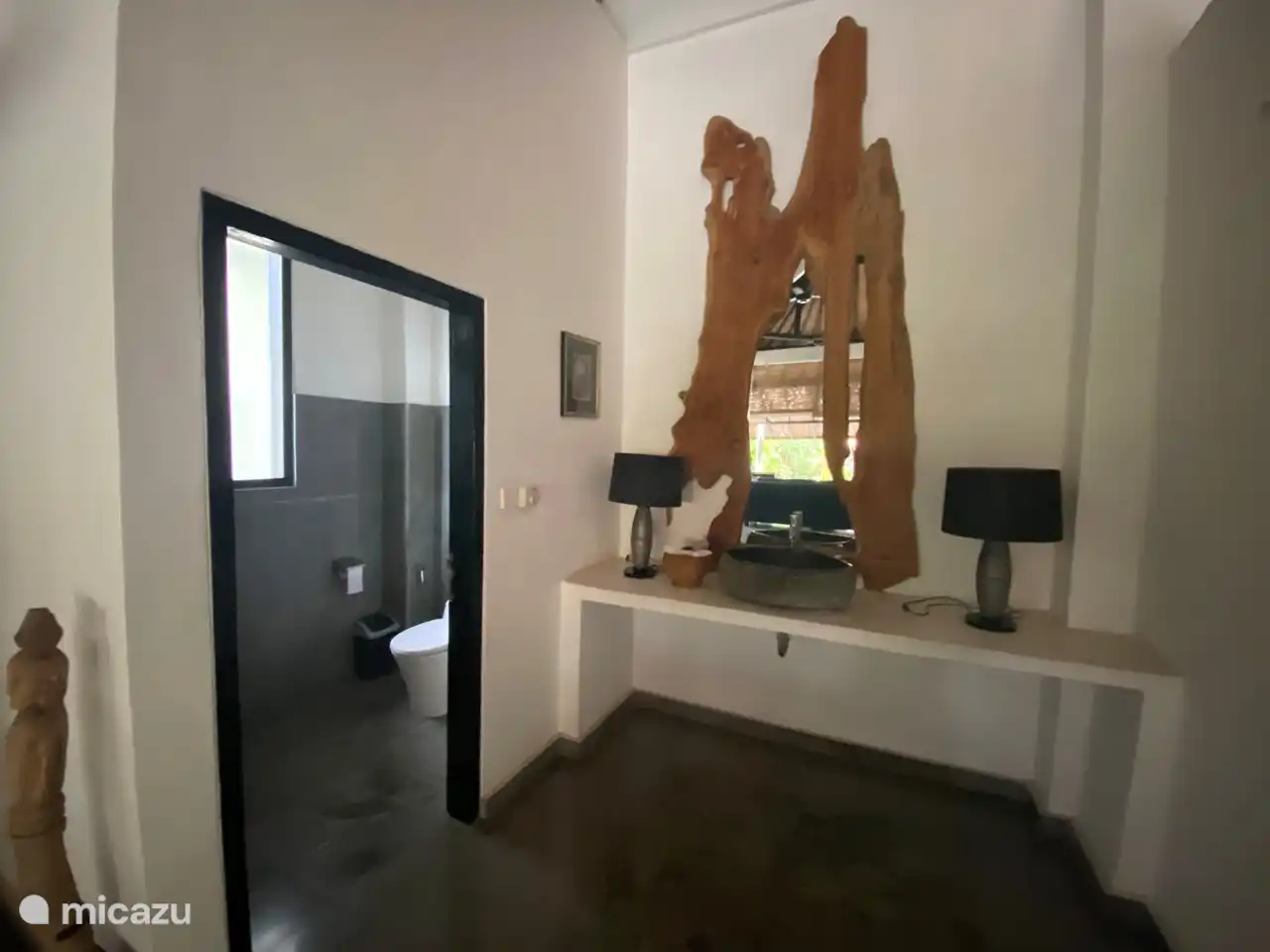 Inodoro y lavabo en salón