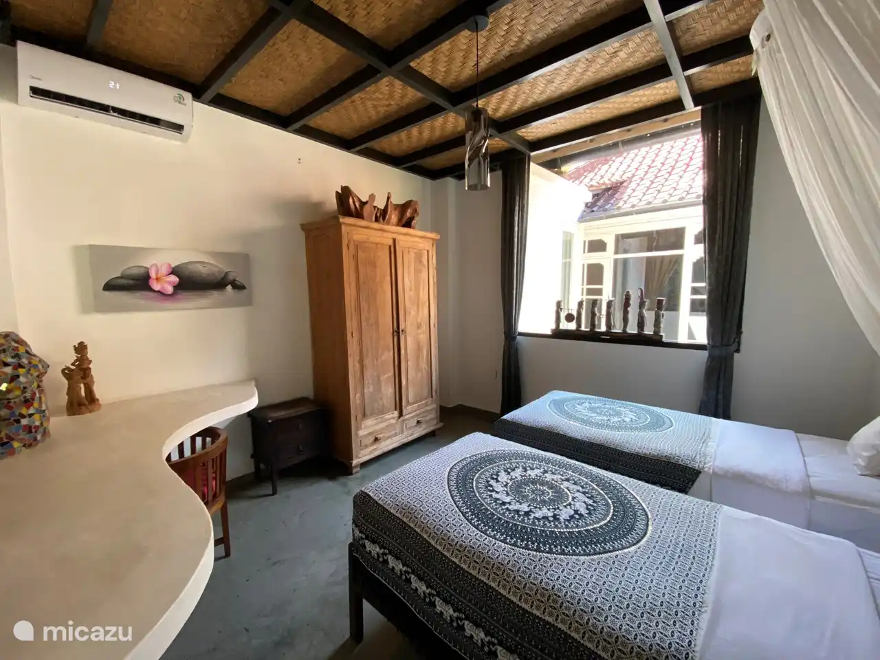 Cuarto dormitorio al lado del salón