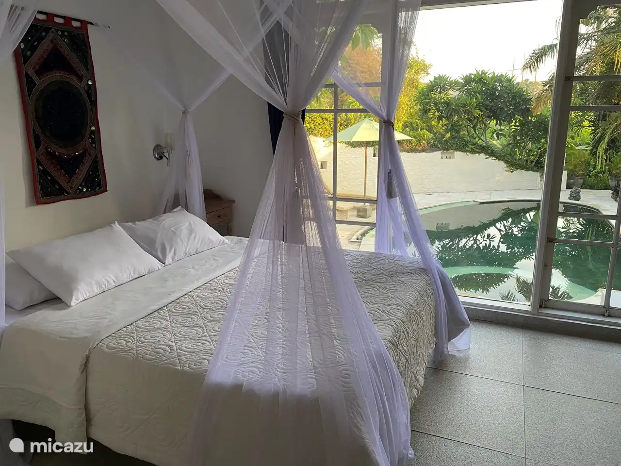 Dormitorio 2 en la casa dormitorio con vistas a la piscina.