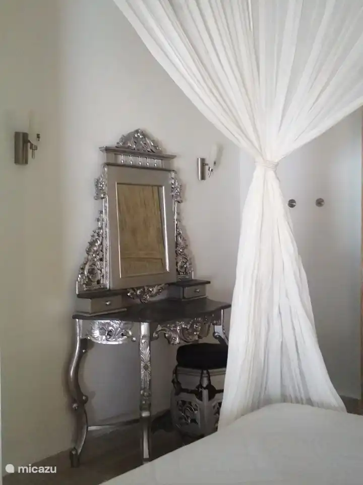 Espejo de tocador en el dormitorio 3