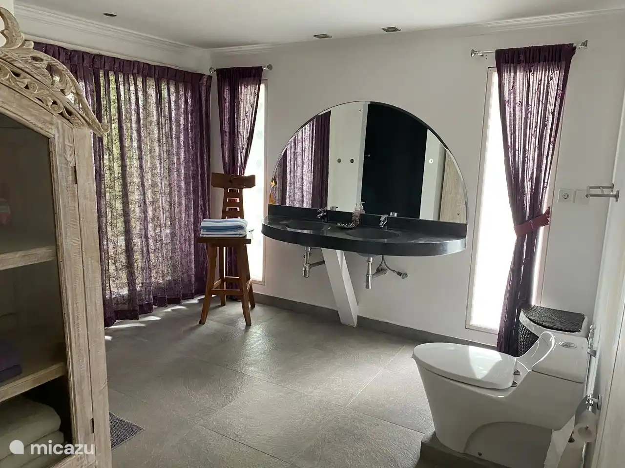 Gran cuarto de baño en la casa de dormir