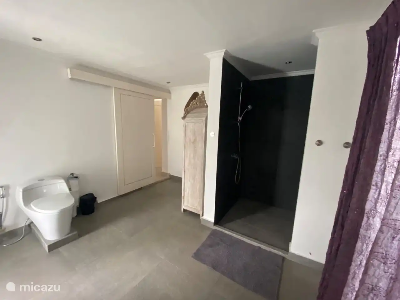 Baño grande al otro lado