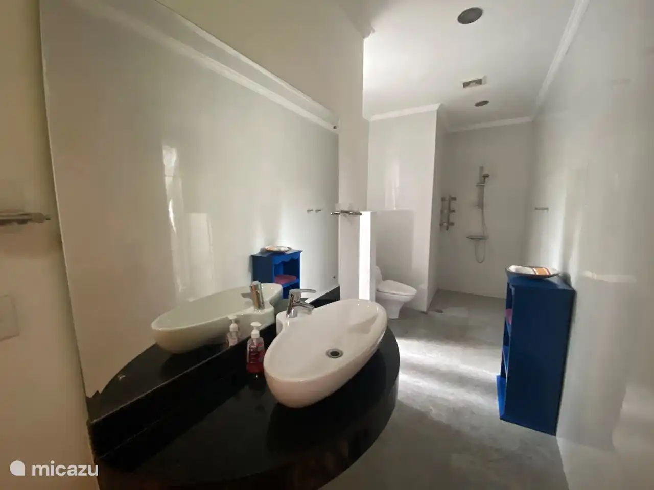 Baño más pequeño detrás del dormitorio 3 en la casa dormitorio