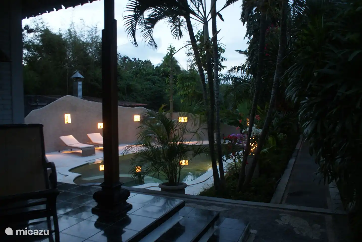 Vista de la piscina desde la casa de dormir.