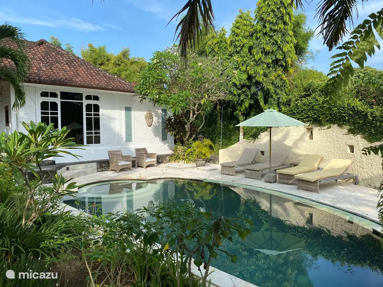 Piscina con casita para dormir