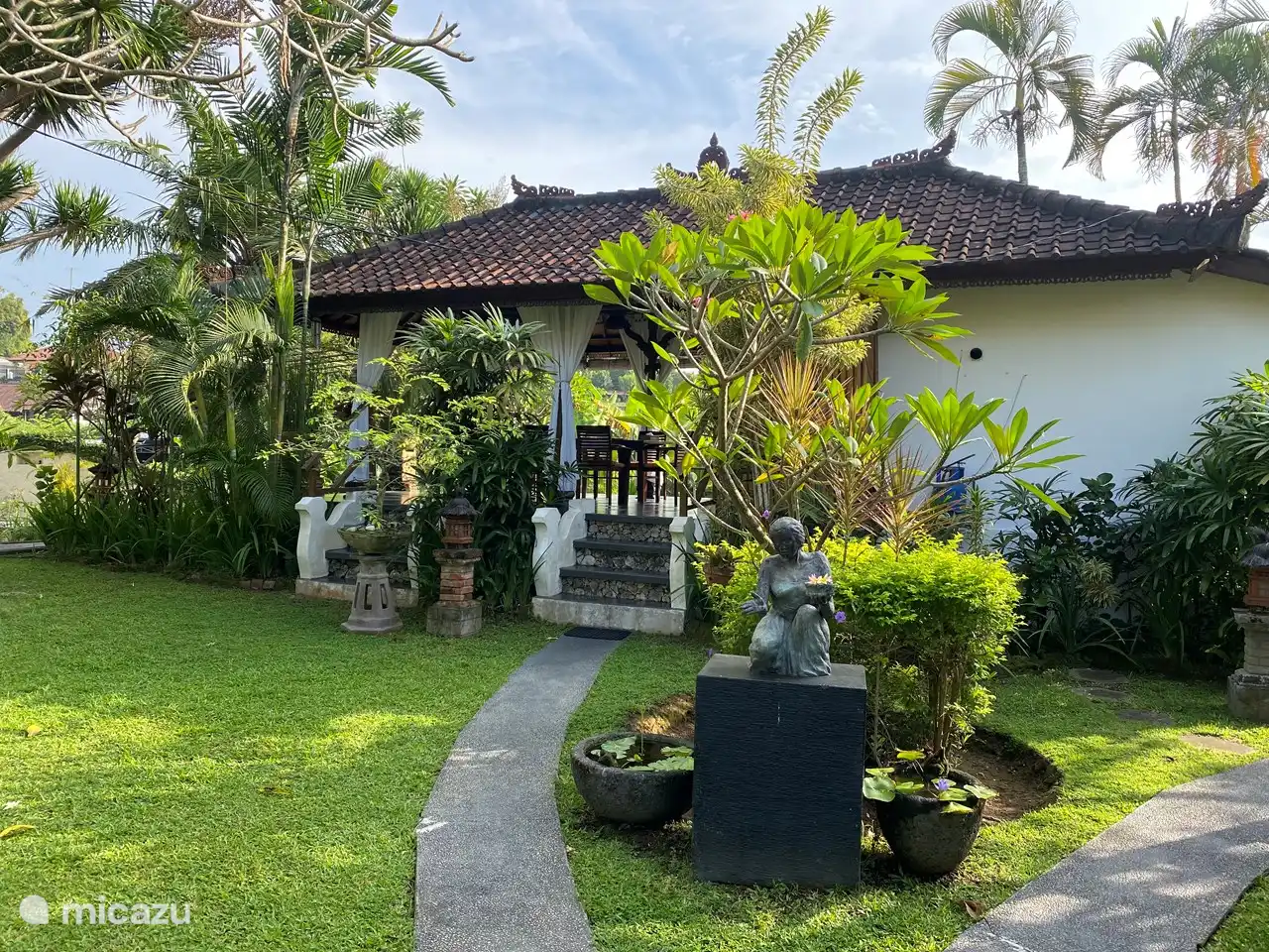 Vista de la cocina cerrada desde el jardín.