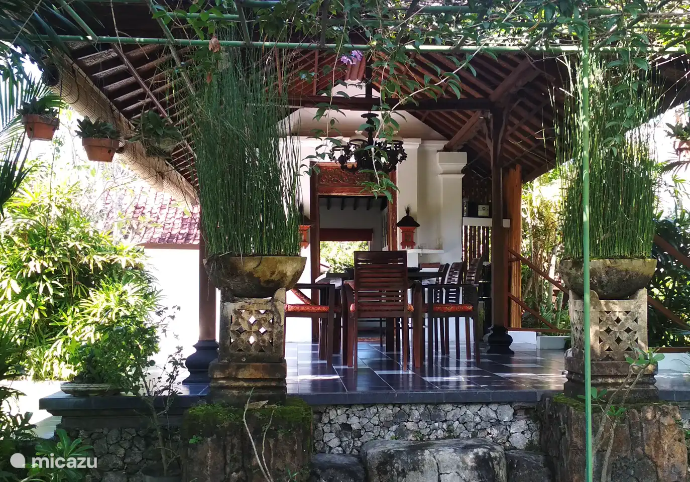 Terraza cubierta con cocina cerrada