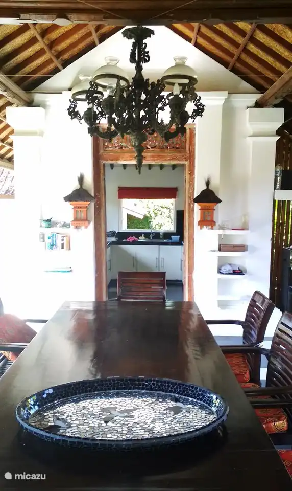 Mesa de comedor en cocina cerrada