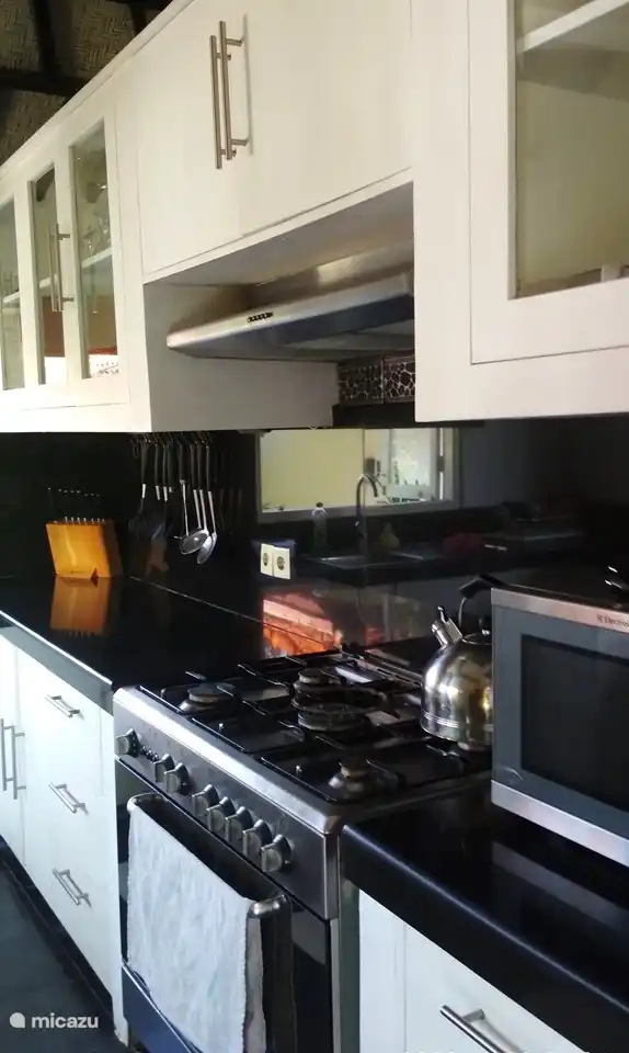 Cocina cerrada totalmente equipada