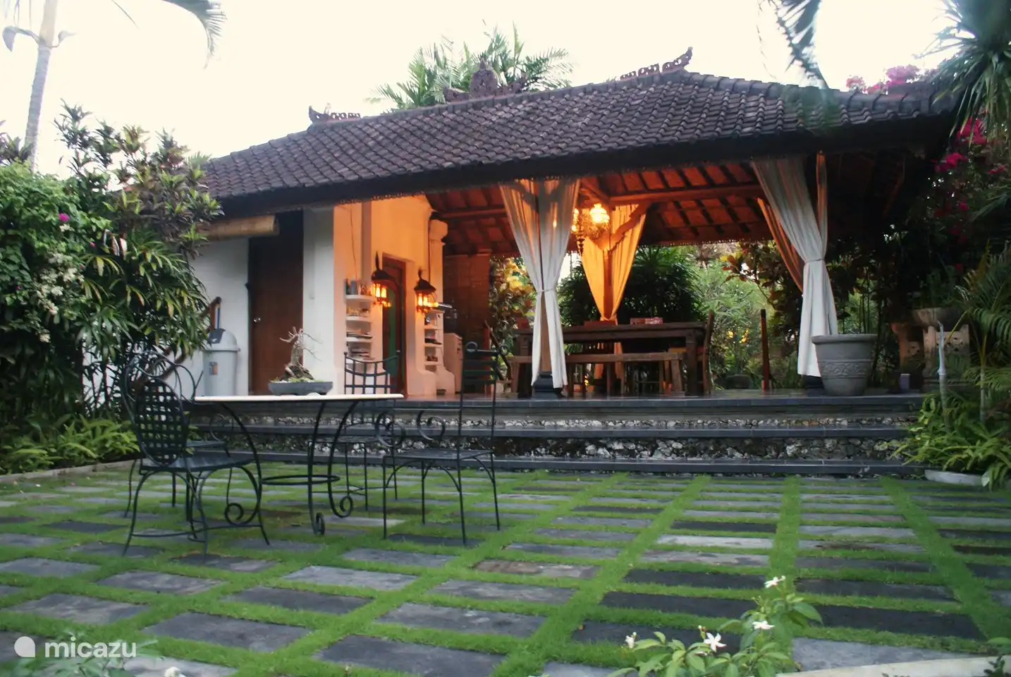 Terraza cubierta con cocina cerrada