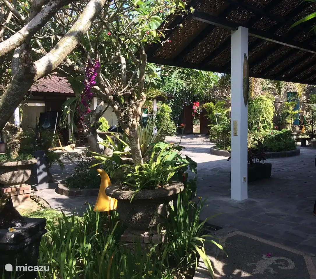 Jardín desde salón hacia entrada principal