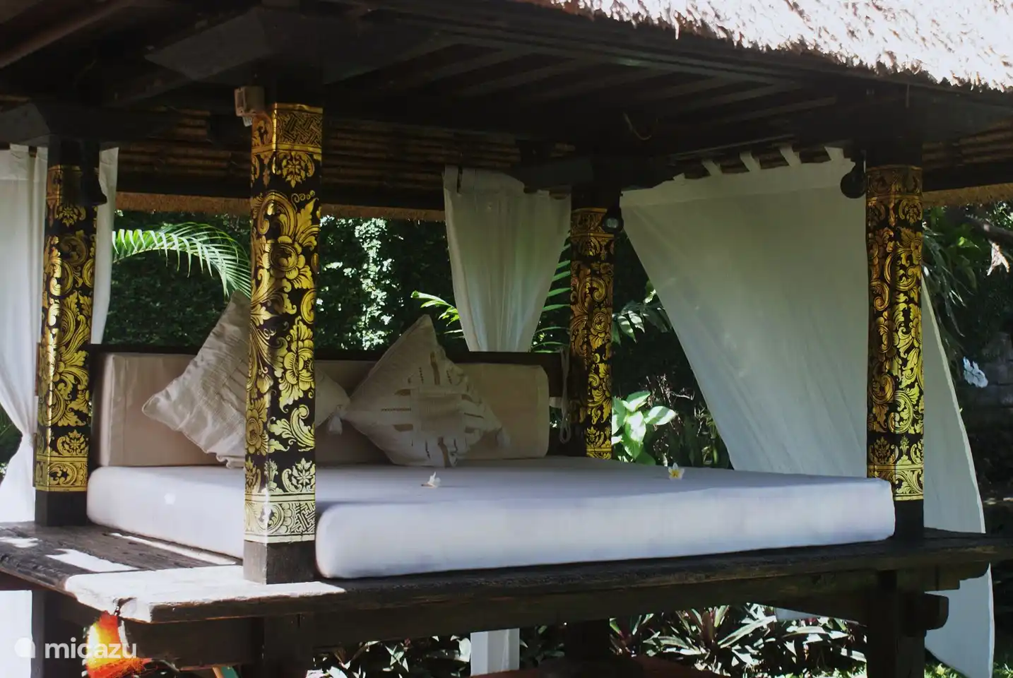 Bale Benong con colchón y cojines para leer o descansar, iluminado por la noche