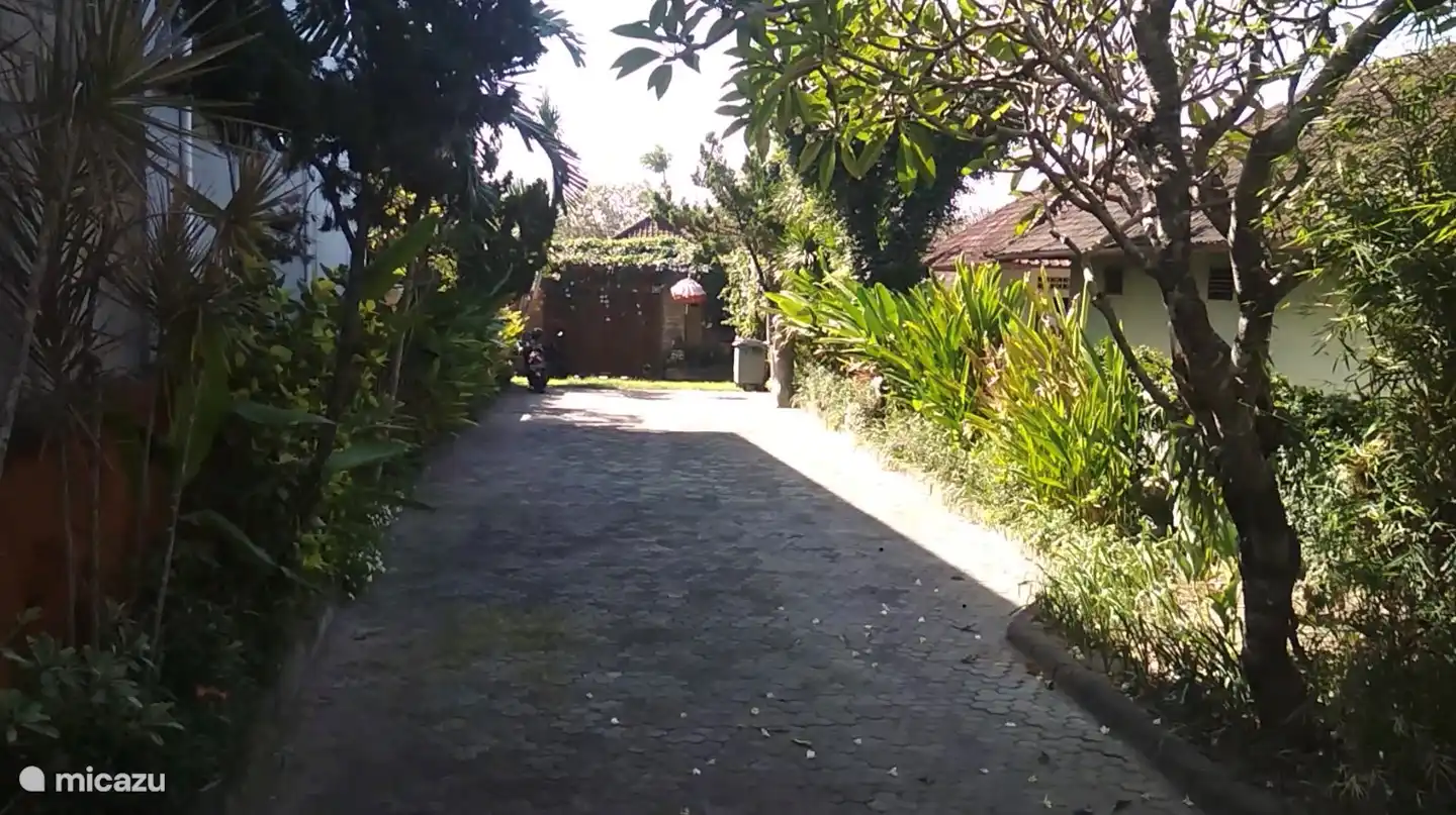 Entrada privada con plaza de aparcamiento