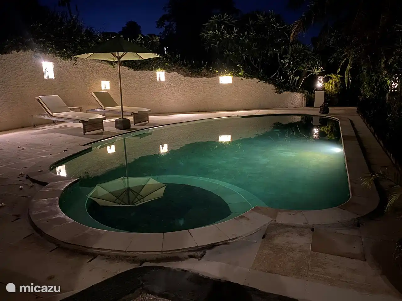 Piscina iluminada por la noche