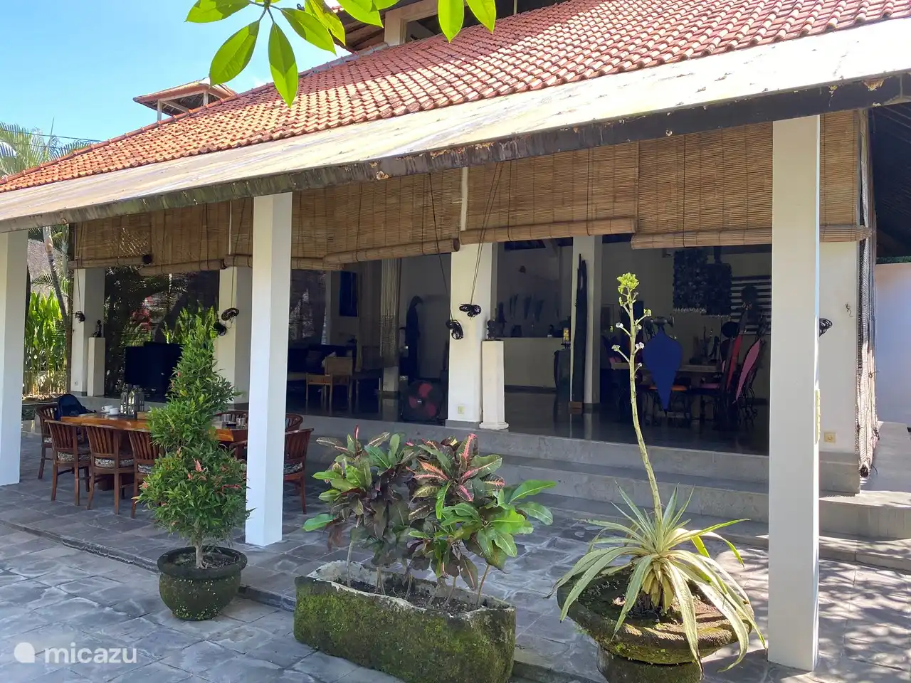 Salón delantero con terraza cubierta