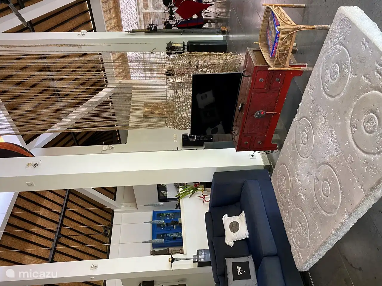 Sala de estar en la sala de estar con TV