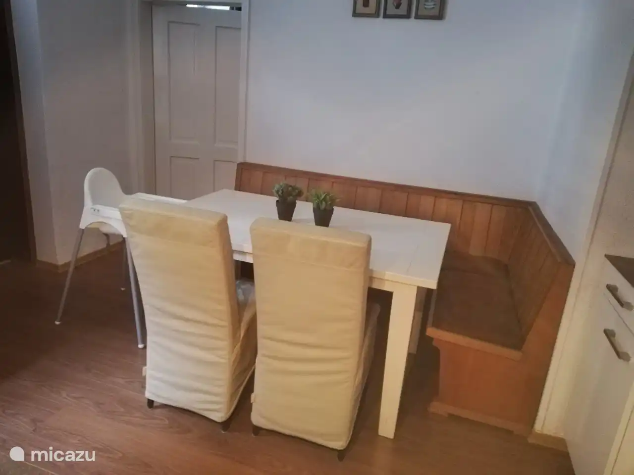 Der Essbereich mit einem gemütlichen Ecksofa.