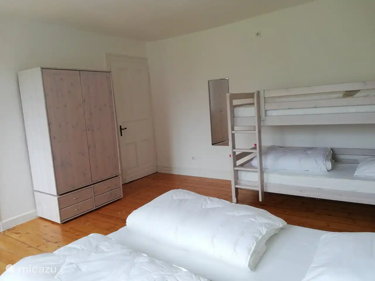 Großes Schlafzimmer mit 4 Schlafplätzen und einem Kleiderschrank.