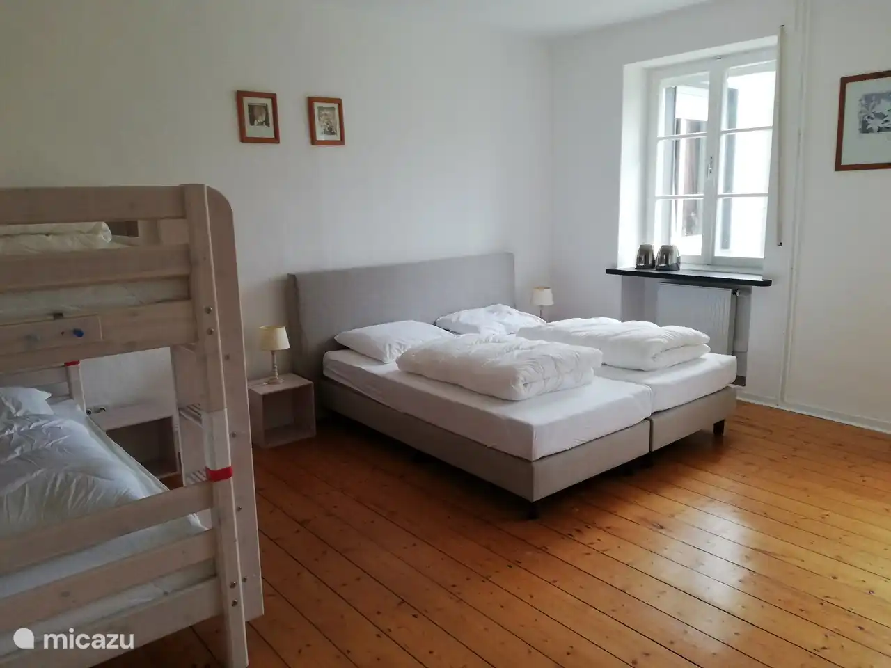 Geräumiges Schlafzimmer, das mit Fensterläden abgedunkelt werden kann.