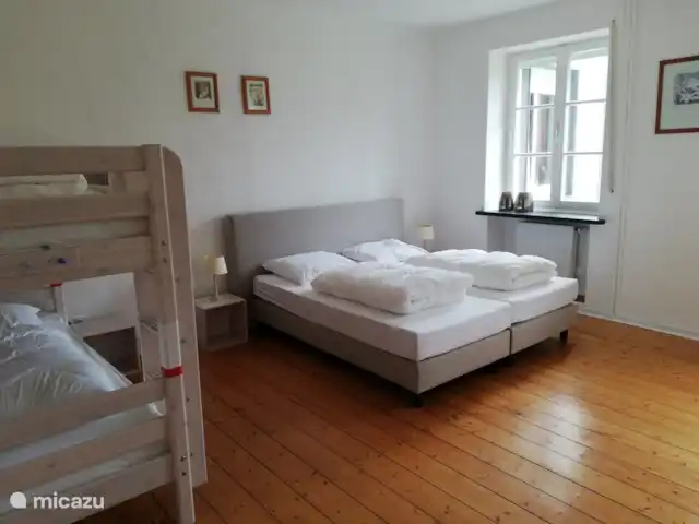 Location de Vacances Allemagne, Sauerland, Siedlinghausen - Winterberg, appartement - Jagdschloss Siedlinghausen BG Chambre spacieuse pouvant être obscurcie par des volets.