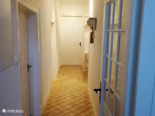 Location de Vacances Allemagne, Sauerland, Siedlinghausen - Winterberg, appartement - Jagdschloss Siedlinghausen BG Le hall. A gauche : salle de bain, cuisine avec chambre à côté, Tout droit : chambre, à droite : salon, salle de jeux.