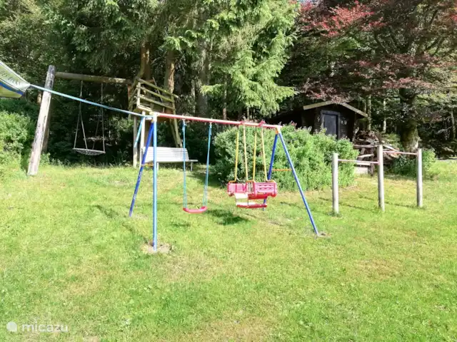 Location de Vacances Allemagne, Sauerland, Siedlinghausen - Winterberg, appartement - Jagdschloss Siedlinghausen BG Les enfants peuvent jouer dans le grand jardin qui borde la forêt.