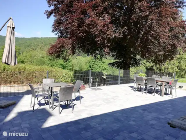 Location de Vacances Allemagne, Sauerland, Siedlinghausen - Winterberg, appartement - Jagdschloss Siedlinghausen BG A l'avant de la maison se trouve une grande terrasse.