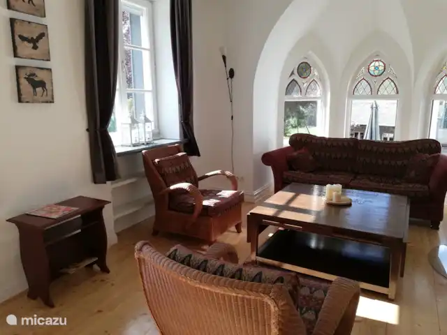 Location de Vacances Allemagne, Sauerland, Siedlinghausen - Winterberg, appartement - Jagdschloss Siedlinghausen BG Le salon confortable et lumineux avec la baie vitrée caractéristique.
