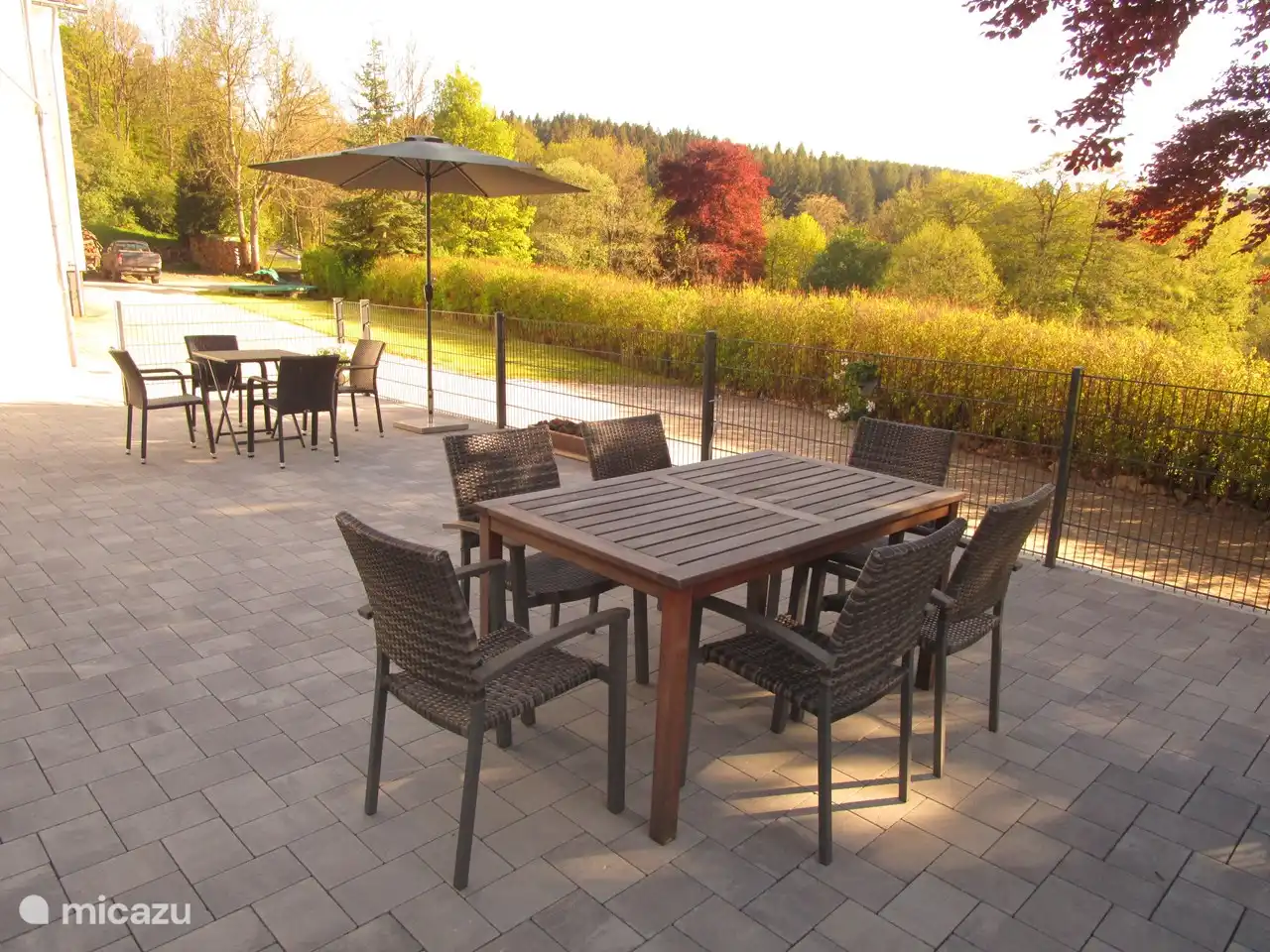 Große Terrasse (2021) mit schöner Aussicht.