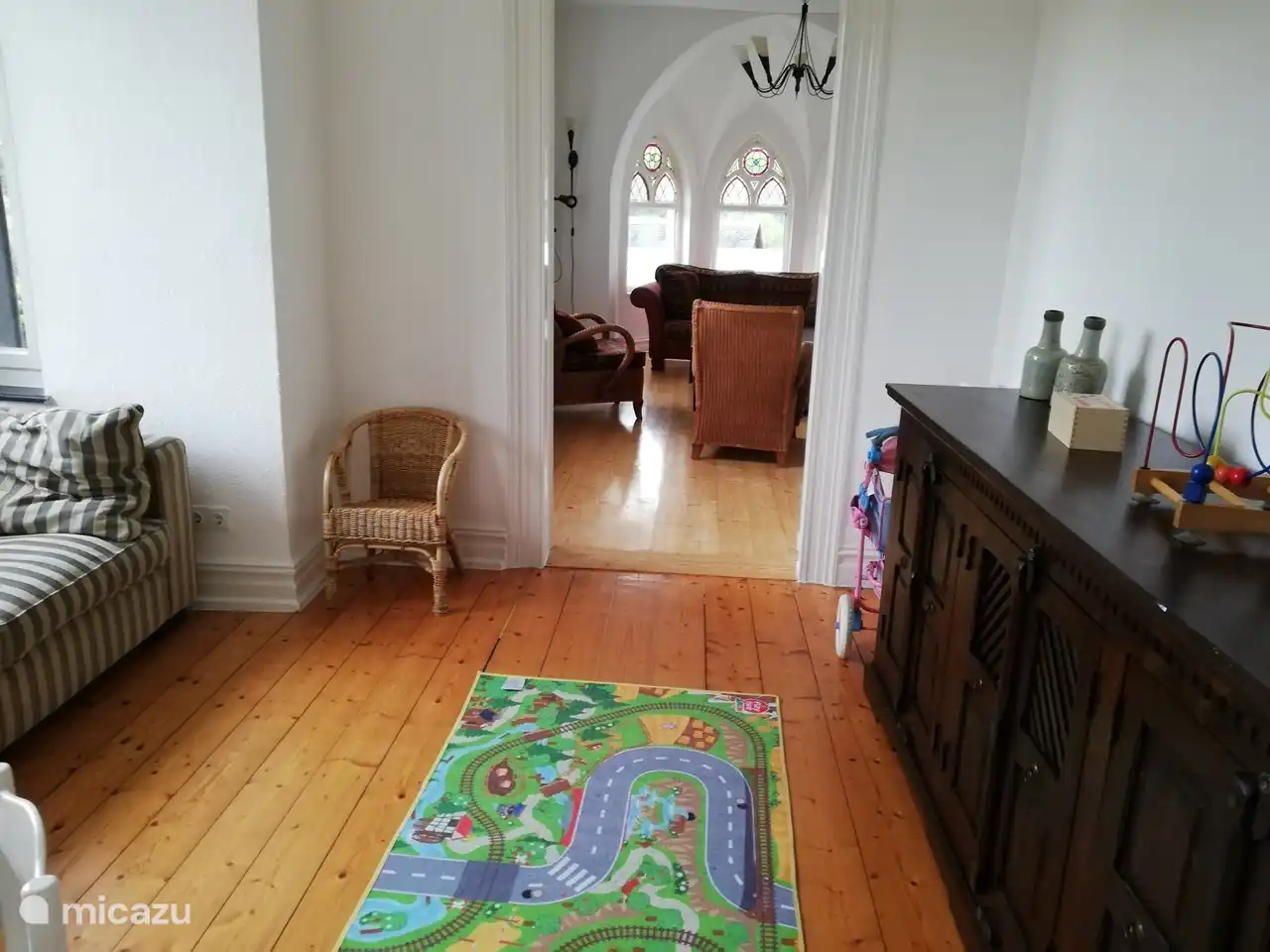 Zwischen Wohnzimmer und Schlafzimmer befindet sich ein Spielzimmer für die Kinder.