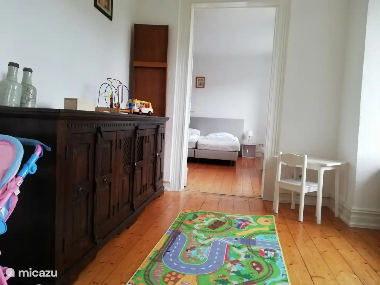 Spielzimmer mit angrenzendem Schlafzimmer.