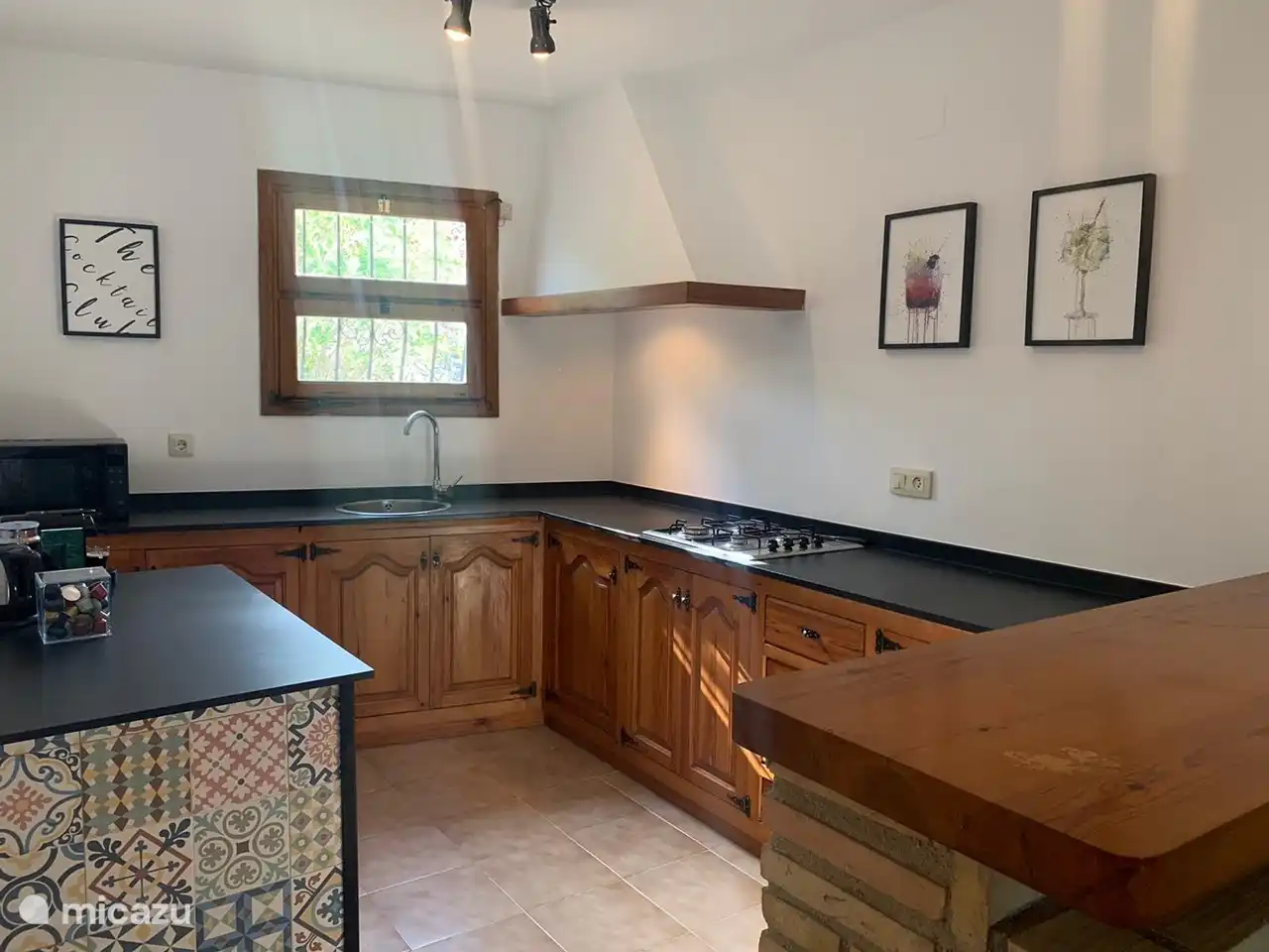 Küche mit 2 Tischkühlschränken mit Gefrierfach und Geschirrspüler