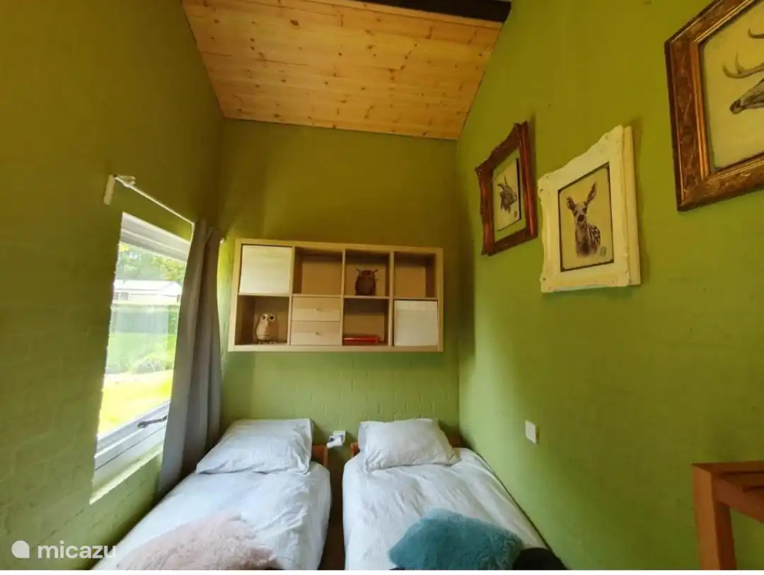 Das zweite Schlafzimmer ist auch schön eingerichtet mit guten Matratzen und Betten, die bei der Ankunft gemacht sind.  