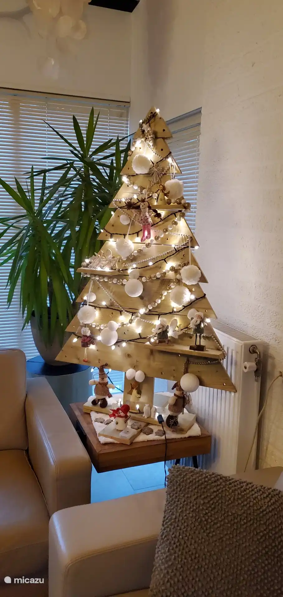 Natürlich stellen wir den Weihnachtsbaum im Dezember für Sie auf. Extra gemütlich!