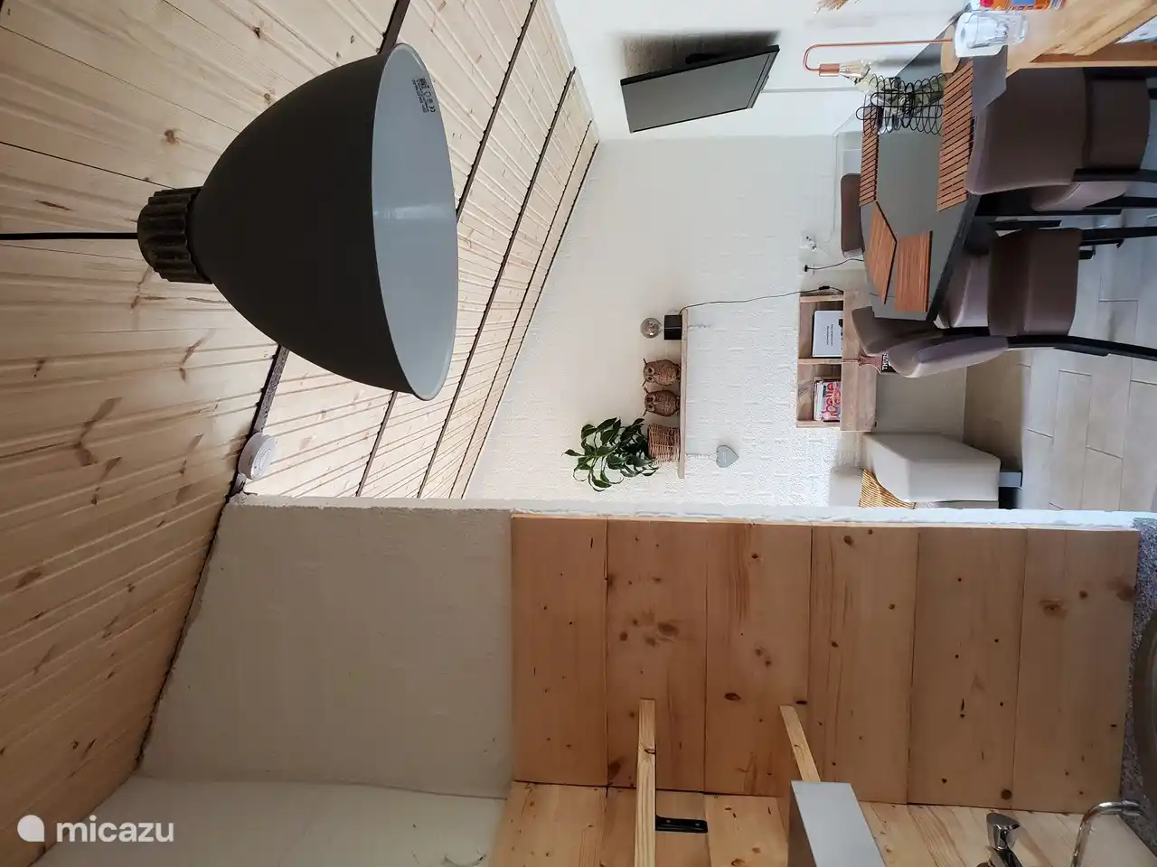 Von der Küche gehen Sie in das Wohnzimmer.