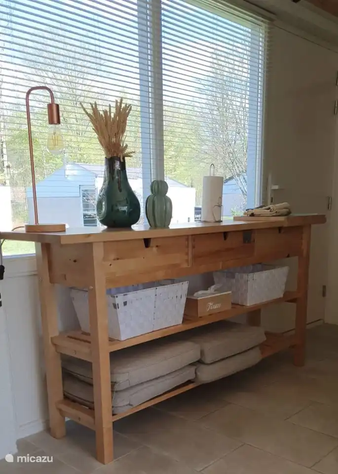 Von der Küche blicken Sie in den Garten. Die Küche ist komplett ausgestattet. Es gibt einen Geschirrspüler, eine Kombi-Mikrowelle / Backofen, eine Kaffeemaschine, eine Nespresso-Maschine, einen Wasserkocher, einen Kühlschrank mit Gefrierfach, einen Stabmixer ....