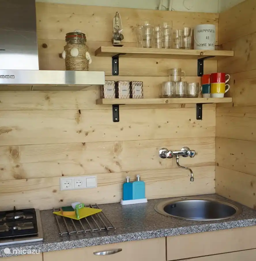 In dieser feinen Küche lässt es sich wunderbar kochen! Küchenhandtuch, Geschirrtuch, Spülbürste, Schwamm und Spültuch stellen wir Ihnen zur Verfügung.